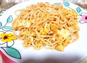 Foto principal de Fideos chinos con huevo y salsa de soja