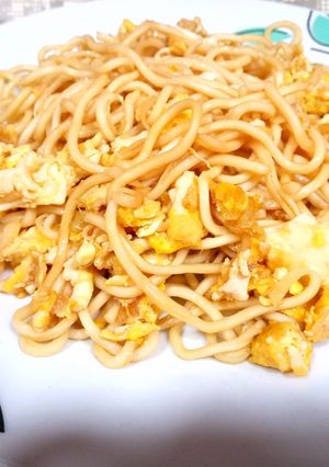 Foto principal de Fideos chinos con huevo y salsa de soja