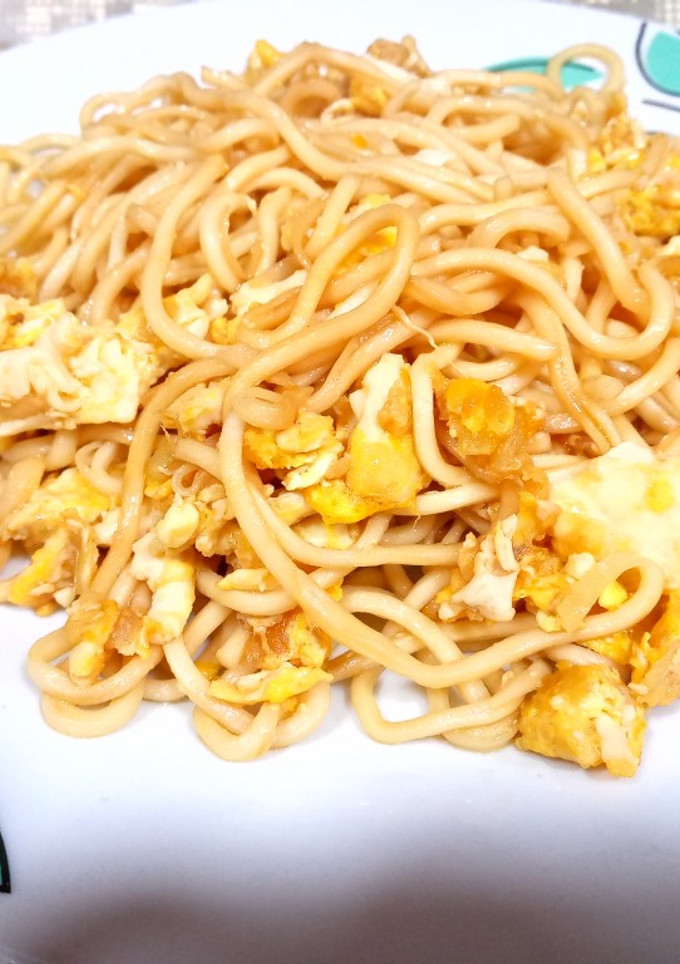Una foto de Fideos chinos con huevo y salsa de soja