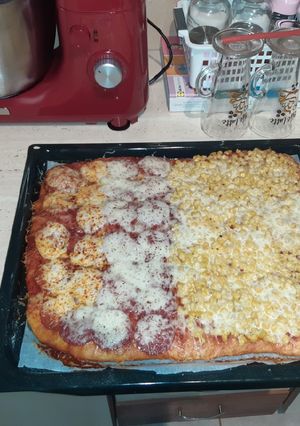 Kukoricás szalámis pizza 🍕🥵🥵 recept fotója