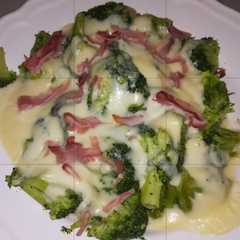 Una foto de Brócoli con bechamel y jamón