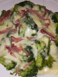 Una foto de Brócoli con bechamel y jamón