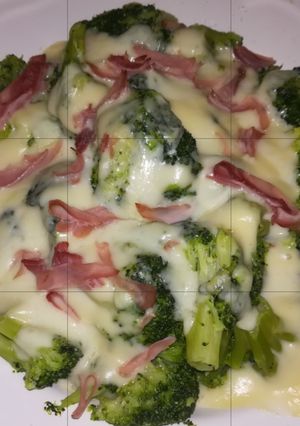 Una foto de Brócoli con bechamel y jamón