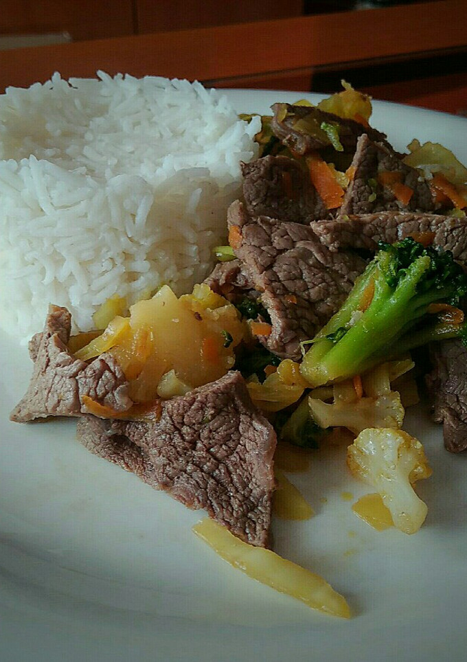Una foto de Wok de ternera con arroz