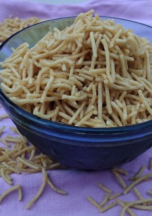 આલુ સેવ (Aloo Sev Recipe In Gujarati) રેસીપી મુખ્ય ફોટો