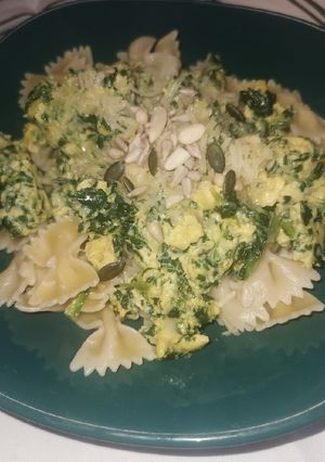 Spenótos-tojásos farfalle recept fotója