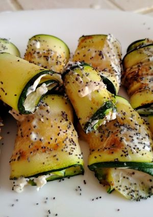 Foto di Involtini di Zucchine con Philadelfia e Semi di Papaveri