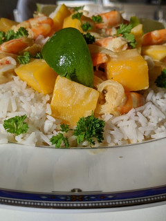 Une photo de Curry de crevettes et mangue