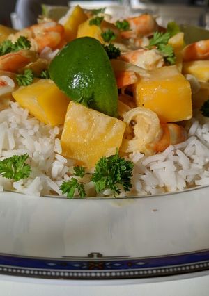 Une photo de Curry de crevettes et mangue