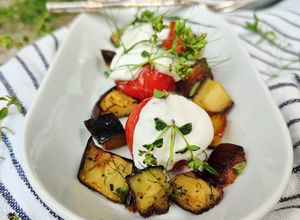 Foto di Ciliegino in agrodolce con melanzane a funghetto e stracciatella