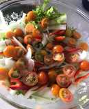 Ensalada con tomates cherry y uchuvas