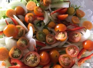 Una foto de Ensalada con tomates cherry y uchuvas