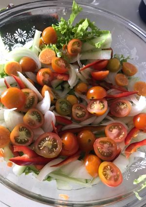Una foto de Ensalada con tomates cherry y uchuvas