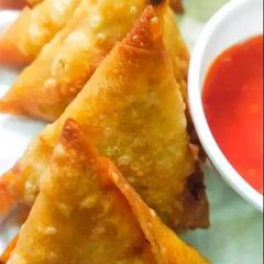 A picture of Chinese veggie samosa.