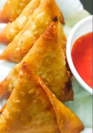 A picture of Chinese veggie samosa.