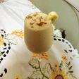 Batido de banana con mantequilla de maní y leche de almendra