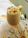 Batido de banana con mantequilla de maní y leche de almendra