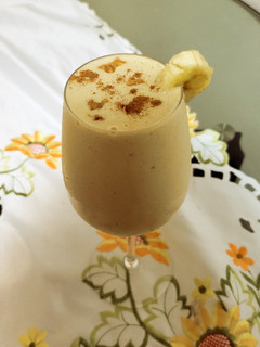 Una foto de Batido de banana con mantequilla de maní y leche de almendra