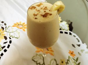 Una foto de Batido de banana con mantequilla de maní y leche de almendra