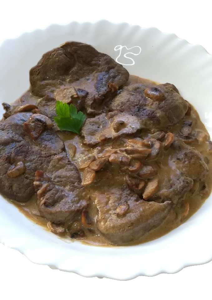 Una foto de Solomillo con salsa al Jerez y champiñones