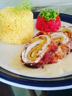 Una foto de Pechugas a la cordón blue aplatanadas con arroz dorado
