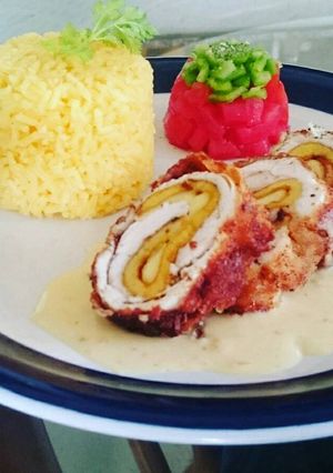 Una foto de Pechugas a la cordón blue aplatanadas con arroz dorado