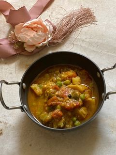 आलू बैंगन और मटर की कुकर वाली सब्ज़ी (Aloo baingan aur matar ki cooker wali sabzi recipe in hindi) रेसिपी मुख्य फोटो