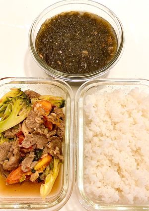 Hình của món Cơm ngon nhà Huý 🏡: Bò xào rau củ - Canh rong biển thịt bò.