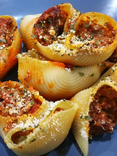 Una foto de Pasta rellena de verduras, tomate y jamón 🍝