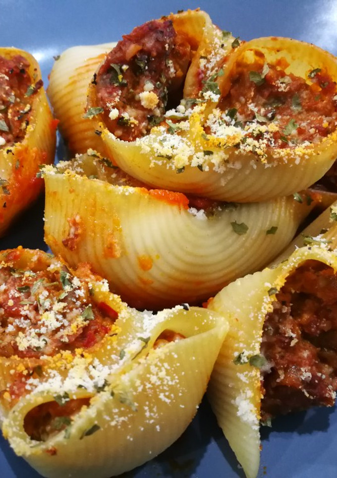 Una foto de Pasta rellena de verduras, tomate y jamón 🍝