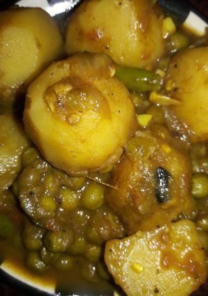 A picture of Aaloo matar curry.