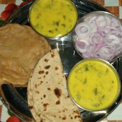 A picture of Palak kadhi.