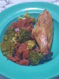 Pollo en parrigas con remolacha y brócoli
