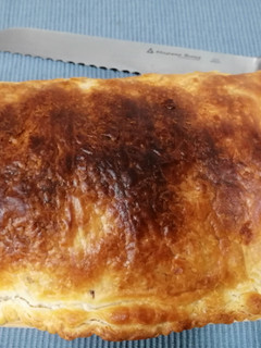 Una foto de Empanada de hojaldre con carne cajún y cebolla