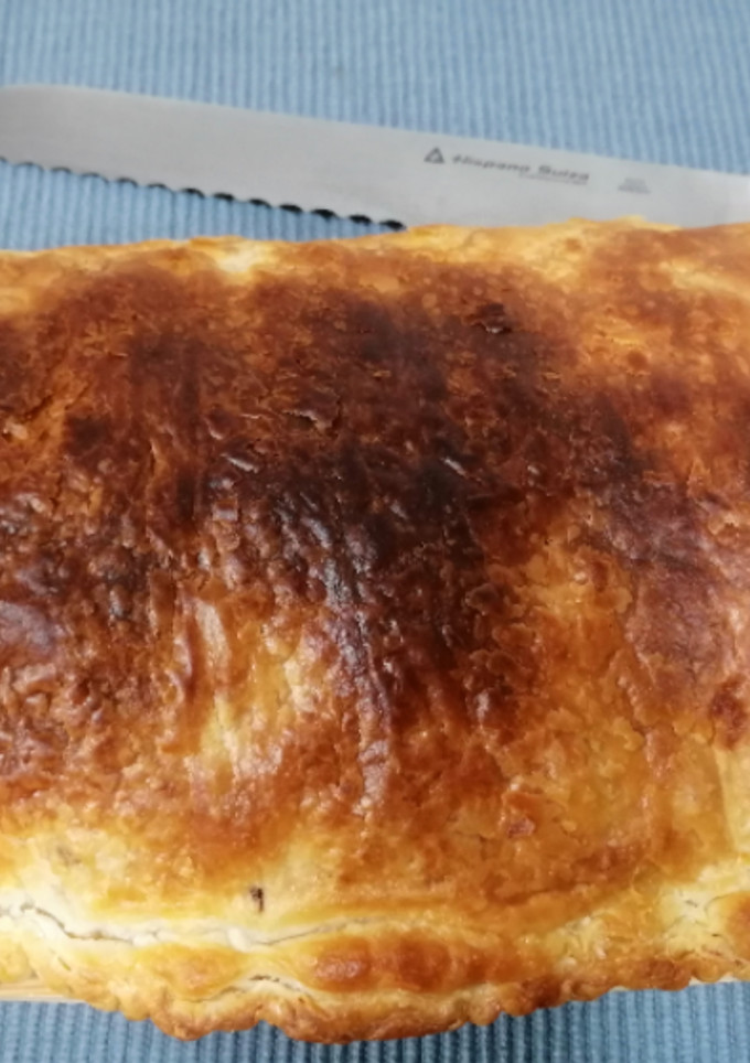 Una foto de Empanada de hojaldre con carne cajún y cebolla
