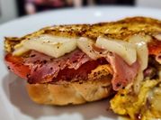 Una foto de baguettes de queso