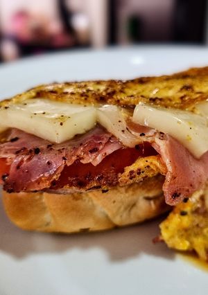 Una foto de HUEVOS Pa Amb Tomaquet 🍅Con Pan🥖Baguette al Ajillo...!