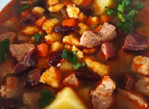 Csipetkés babgulyás recept fotója