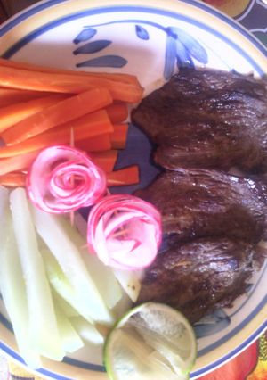 Una foto de Cecina con verdura a la mantequilla y flor de rábano