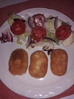 Una foto de Croquetas de papa, jamón y panela
