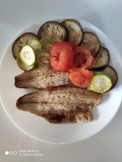 Una foto de Lubina al horno con verduras
