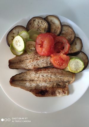 Una foto de Lubina al horno con verduras