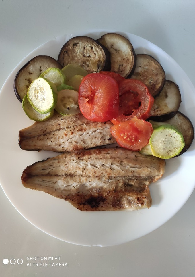 Una foto de Lubina al horno con verduras