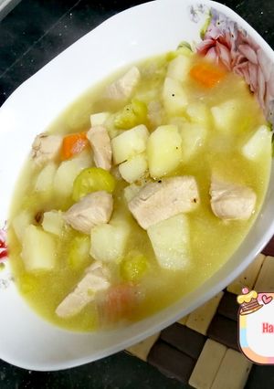 صورة لوصفة شوربة خضار بقطع الفراخ لزوم البرد