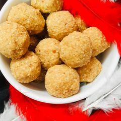 A picture of Peanut laddu.