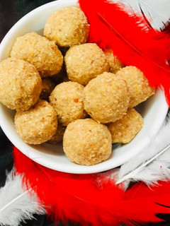 A picture of Peanut laddu.