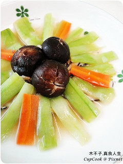 [平底鍋] 家常菜香菇燜絲瓜(15分鐘料理) 的食譜成品照片