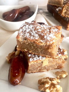 Una foto de Brownie de chocolate blanco y dátiles