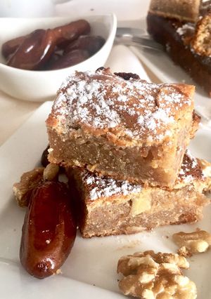 Una foto de Brownie de chocolate blanco y dátiles