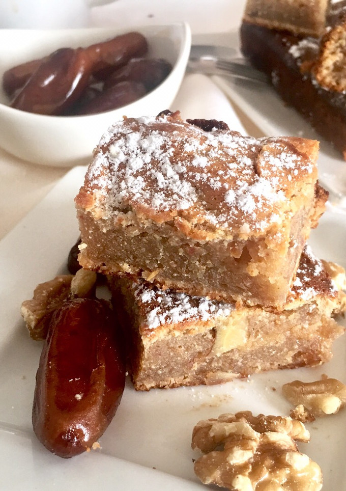Una foto de Brownie de chocolate blanco y dátiles